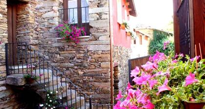 Country House 'Aldea Rural A Cortiña Casa' with Mountain View, Shared Pool and Wi-Fi