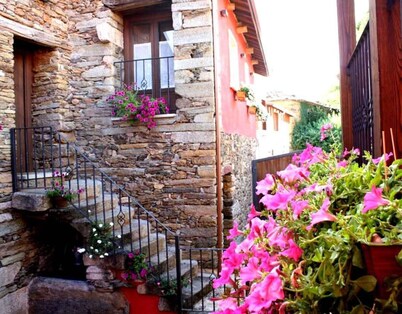 Country House 'Aldea Rural A Cortiña Casa' with Mountain View, Shared Pool and Wi-Fi