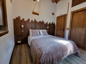 1 bedroom, iron/ironing board, free WiFi, bed sheets - Country House 'Aldea Rural A Cortiña Apartamento 2' with Mountain View, Shared Pool and Wi-Fi (Pepín)