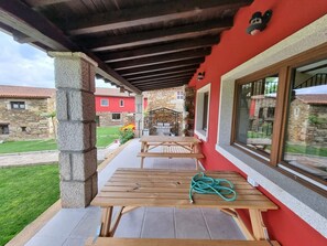 Outdoor dining - Country House 'Aldea Rural A Cortiña Apartamento 2' with Mountain View, Shared Pool and Wi-Fi (Pepín)