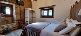 Country House 'Aldea Rural A Cortiña Apartamento 2' with Mountain View, Shared Pool and Wi-Fi