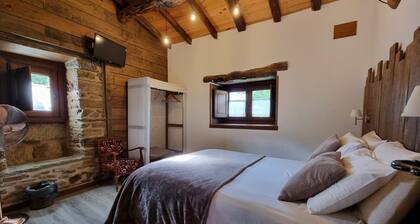Country House 'Aldea Rural A Cortiña Apartamento 2' with Mountain View, Shared Pool and Wi-Fi