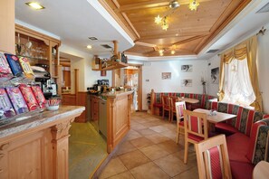 Dining - Room 'Camera Superior Campanula' with Mountain View, Shared Terrace and Wi-Fi (Campitello di Fassa)