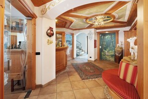 Lobby - Room 'Camera Superior Campanula' with Mountain View, Shared Terrace and Wi-Fi (Campitello di Fassa)