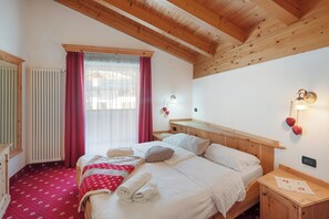 1 bedroom, free WiFi, bed sheets - Room 'Camera Superior Campanula' with Mountain View, Shared Terrace and Wi-Fi (Campitello di Fassa)