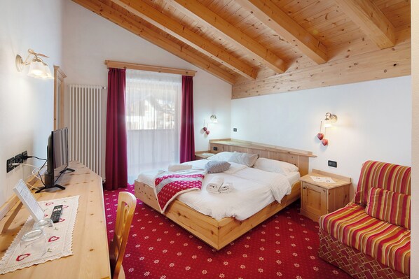 1 bedroom, free WiFi, bed sheets - Room 'Camera Superior Campanula' with Mountain View, Shared Terrace and Wi-Fi (Campitello di Fassa)