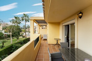 Outdoor dining - Apartment 'La Noria Golf Resort' with Mountain View, Wi-Fi and Air Conditioning (La Cala de Mijas)