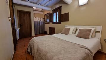 1 habitación, tabla de planchar con plancha, wifi gratis y ropa de cama