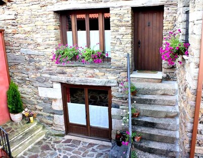 Country House 'Aldea Rural A Cortiña Apartamento 1' with Mountain View, Shared Pool and Wi-Fi