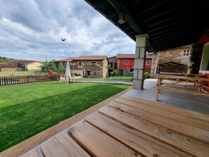 Outdoor dining - Country House 'Aldea Rural A Cortiña Apartamento 1' with Mountain View, Shared Pool and Wi-Fi (Pepín)