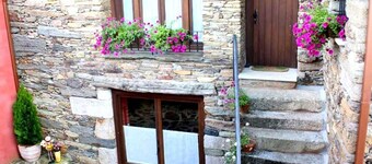 Country House 'Aldea Rural A Cortiña Apartamento 1' with Mountain View, Shared Pool and Wi-Fi