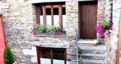Landhaus 'Aldea Rural A Cortiña Apartamento 1' mit Bergblick, Gemeinschaftspool und Wi-Fi