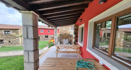 Country House 'Aldea Rural A Cortiña Apartamento 1' with Mountain View, Shared Pool and Wi-Fi