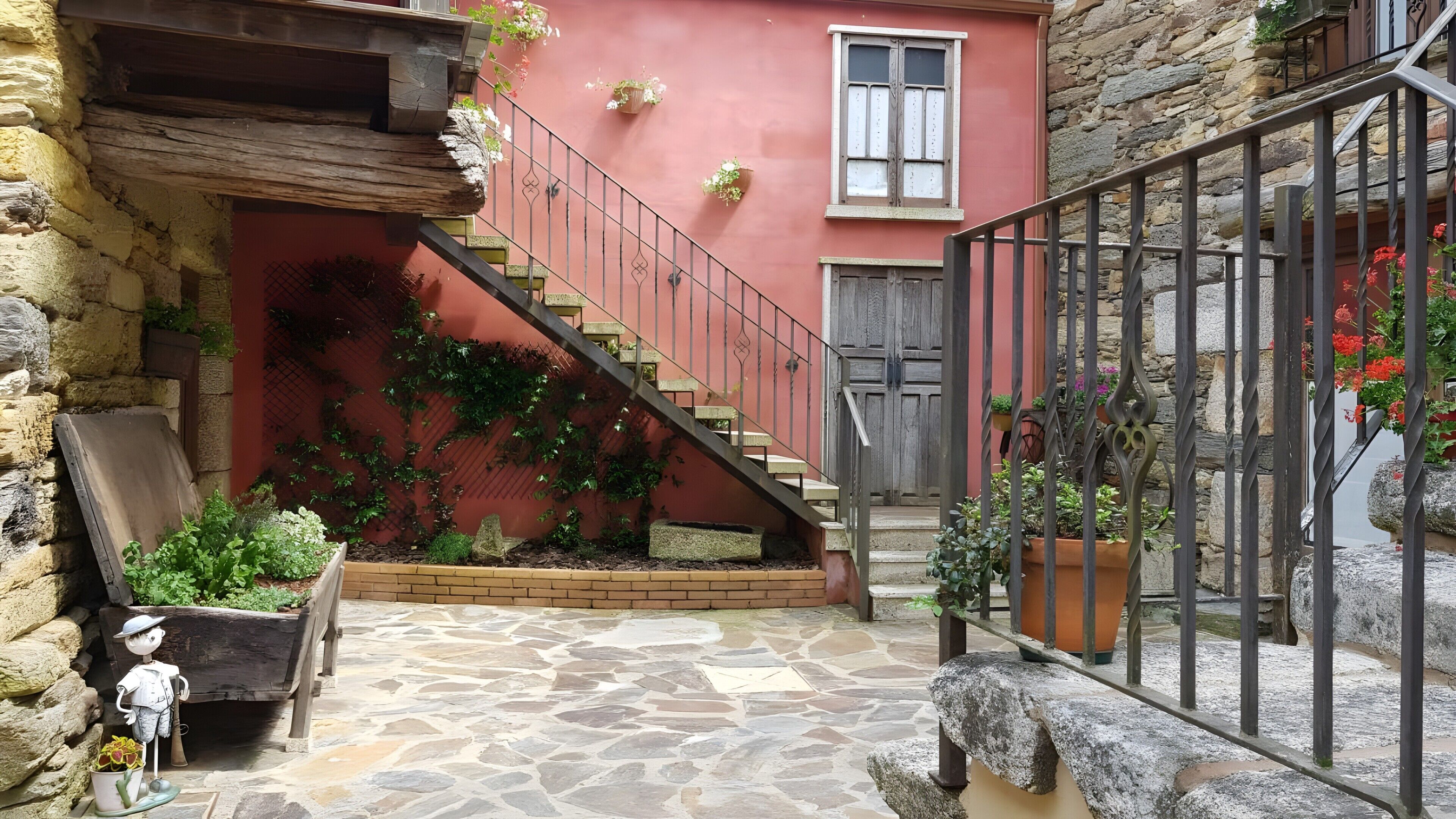 المنشأة من الداخل