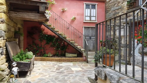 Country House 'Aldea Rural A Cortiña Apartamento 1' with Mountain View, Shared Pool and Wi-Fi