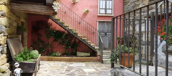 Country House 'Aldea Rural A Cortiña Apartamento 1' with Mountain View, Shared Pool and Wi-Fi