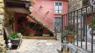 Country House 'Aldea Rural A Cortiña Apartamento 1' with Mountain View, Shared Pool and Wi-Fi