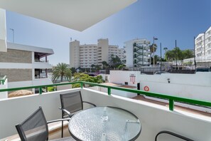 Outdoor dining - Vacation Apartment 'Apartamento Yumbo Centro' with Shared Pool, Private Balcony and Wi-Fi (Maspalomas)
