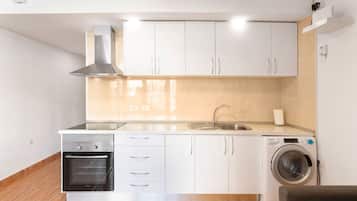 Een koelkast, een magnetron, een oven, een kookplaat