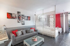 1 bedroom, iron/ironing board, free WiFi, bed sheets - Vacation Studio 'Estudio Yumbo Playa Del Ingles' with Shared Pool, Wi-Fi and Air Conditioning (San Bartolomé de Tirajana)