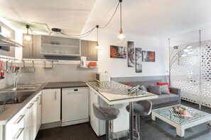 Fridge, microwave, stovetop, dishwasher