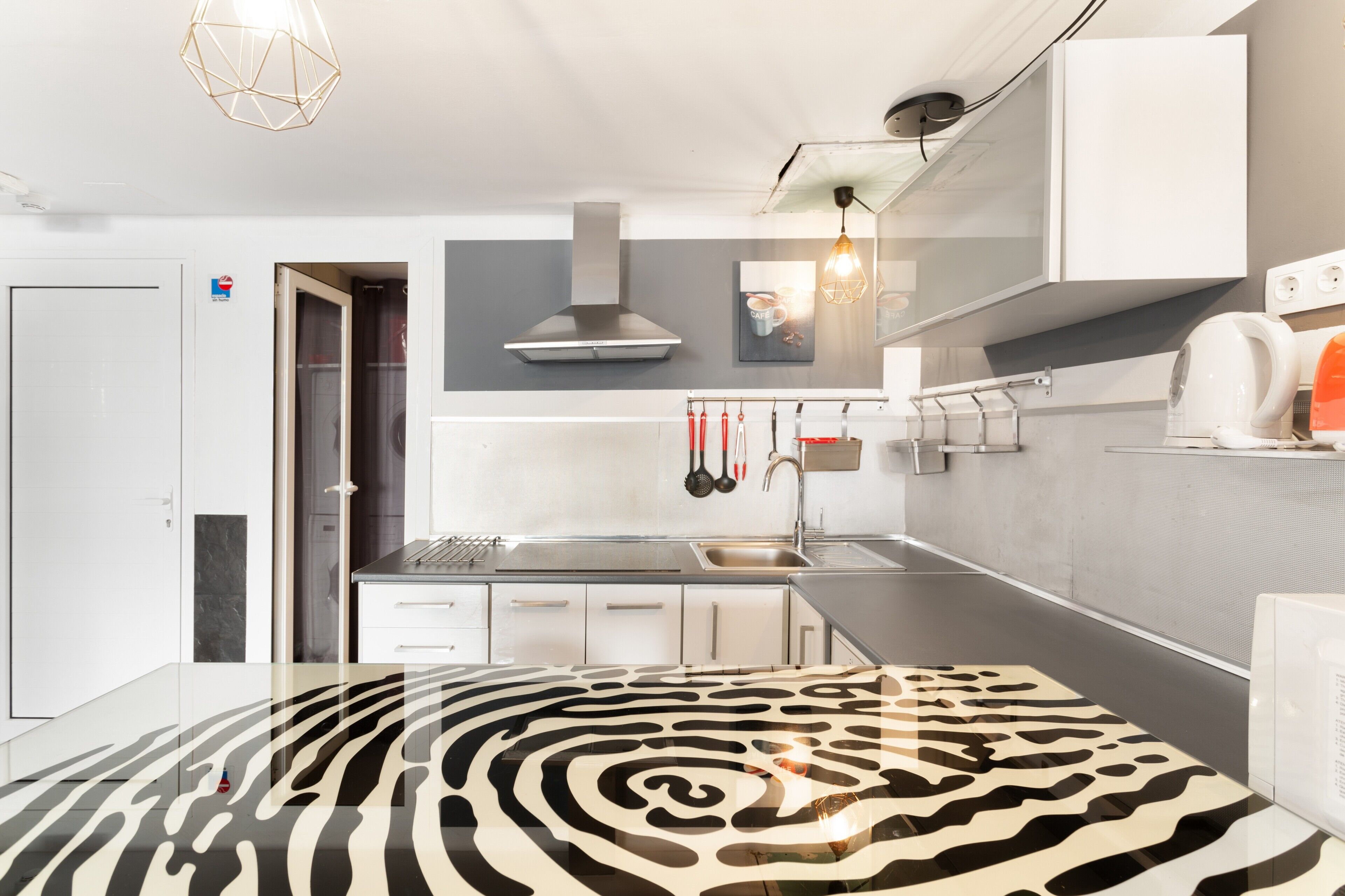 Kühlschrank, Mikrowelle, Herdplatte, Geschirrspüler