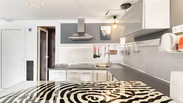 Fridge, microwave, stovetop, dishwasher