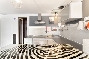 Fridge, microwave, stovetop, dishwasher
