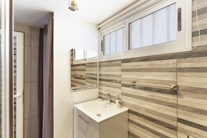 Dusche, Haartrockner, Handtücher