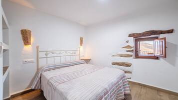 3 bedrooms, free WiFi, bed sheets, wheelchair access