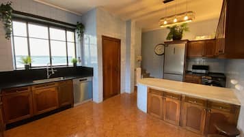 Fridge, microwave, dishwasher, coffee/tea maker