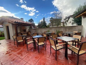 Outdoor dining - Villa 'Perla Etxea' with Mountain View, Private Terrace and Wi-Fi (Elizondo)