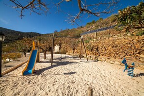 Children’s area - Apartment In A Hotel 'Yerbaluisa' with Mountain View, Wi-Fi (Laroya)