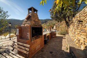 Terrace/patio - Apartment In A Hotel 'Yerbaluisa' with Mountain View, Wi-Fi (Laroya)