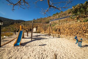 Children’s area - Apartment In A Hotel 'Yerbaluisa' with Mountain View, Wi-Fi (Laroya)