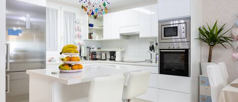 冷蔵庫、電子レンジ、オーブン、コンロ