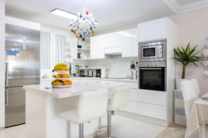 Kühlschrank, Mikrowelle, Ofen, Herdplatte