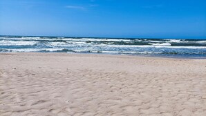 Een strand met zand en golven.