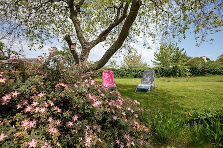 Property grounds. Holiday Home 'Gîte Proche Mer 800 M' with Private Terrace, Shared Garden and Wi-Fi