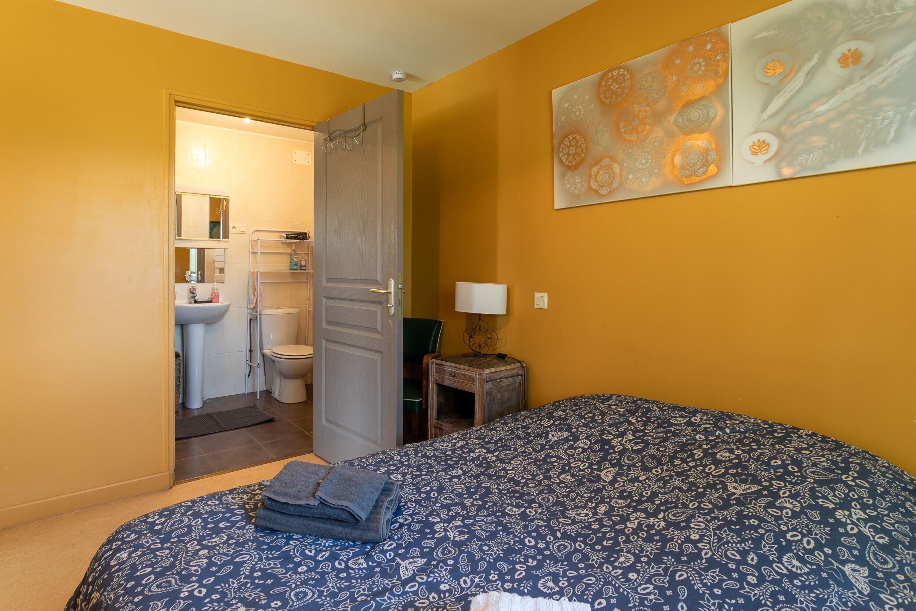 1 slaapkamer, een strijkplank/strijkijzer, gratis wifi, beddengoed