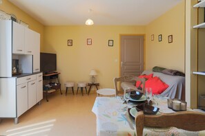 TV - Holiday Home 'Gîte Proche Mer 800 M' with Private Terrace, Shared Garden and Wi-Fi (Plouézec)