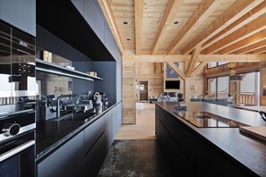 Fridge, microwave, oven, stovetop - Chalet 'G2' with Lake View, Private Terrace and Wi-Fi (Les Angles)