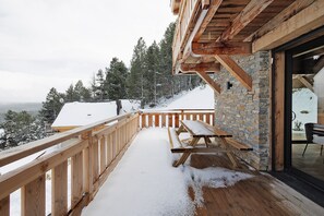 Outdoor dining - Chalet 'G2' with Lake View, Private Terrace and Wi-Fi (Les Angles)