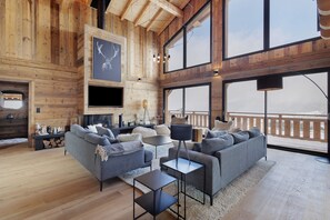 TV, fireplace - Chalet 'G2' with Lake View, Private Terrace and Wi-Fi (Les Angles)