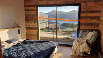 5 bedrooms, iron/ironing board, free WiFi, bed sheets