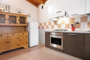 Frigorifero, forno, piano cottura, lavastoviglie