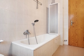 Douche, articles de toilette gratuits, sĂšche-cheveux