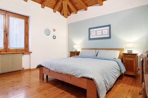 3 bedrooms, desk, iron/ironing board, free WiFi