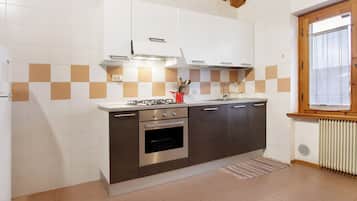 Fridge, oven, stovetop, dishwasher