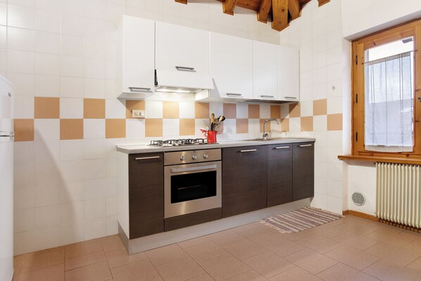 Frigorifero, forno, piano cottura, lavastoviglie